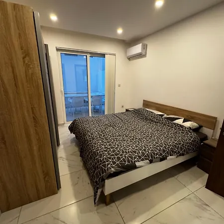 Appartement 3 Bedroom Maisonette Next To Pacaville